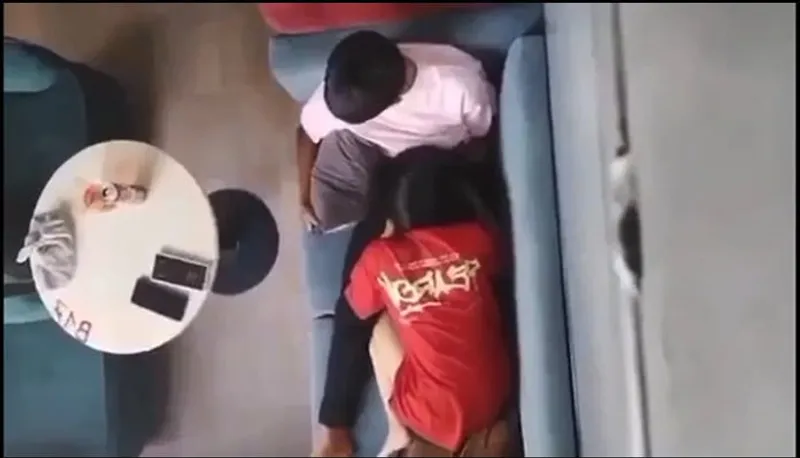 Quay lén em gái mút bú cho gấu nơi công cộng