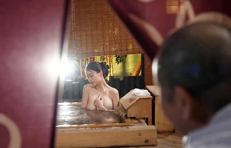 Người yêu của con trai bị bố ông xã nhìn trộm khi đang tắm rồi nện đến mang thai